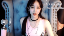 斗鱼女主播要求榜一刷火箭，被拒后公开讥讽：没钱还配看直播？